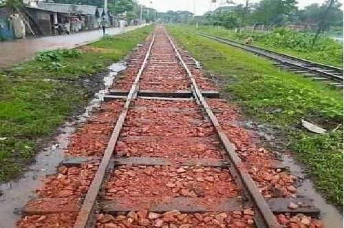 রেল লাইনে পাথরে পরিবর্তে ইটের খোয়া
