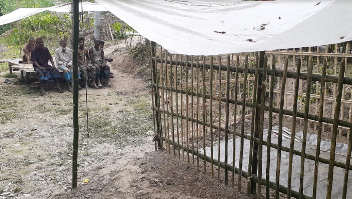 ফুলবাড়ীতে লাশ চুরি ঠেকাতে কবর পাহারায় স্বজনরা