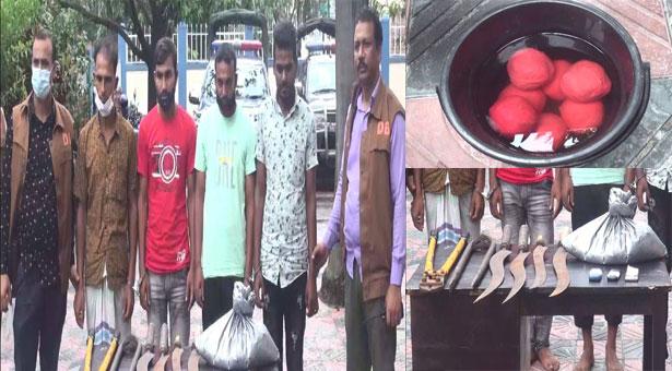 হাতবোমা-অস্ত্রসহ ডাকাত ৫ আটক