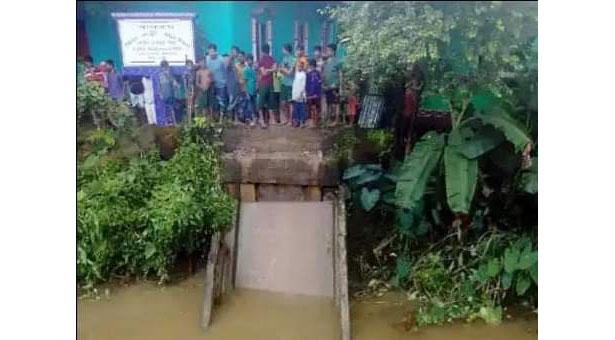 সেতু ভেঙে খালে