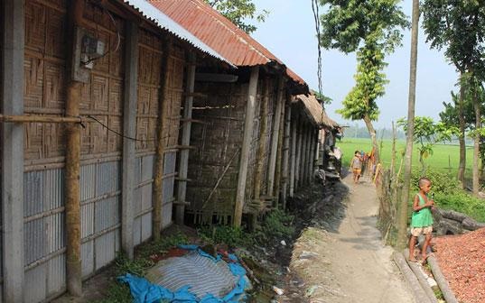 সৈয়দপুরে সরকারি রাস্তা দখল করে বাড়ি নির্মাণ