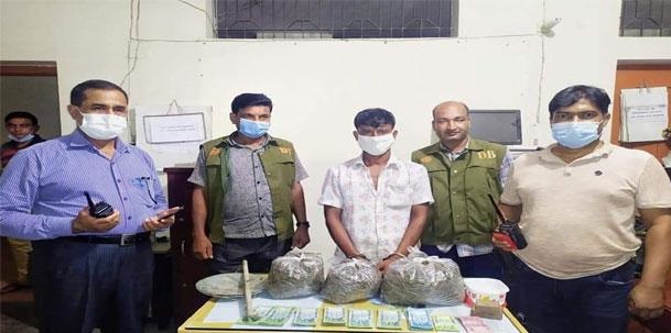 গাঁজাসহ মাদক ব্যবসায়ী আটক