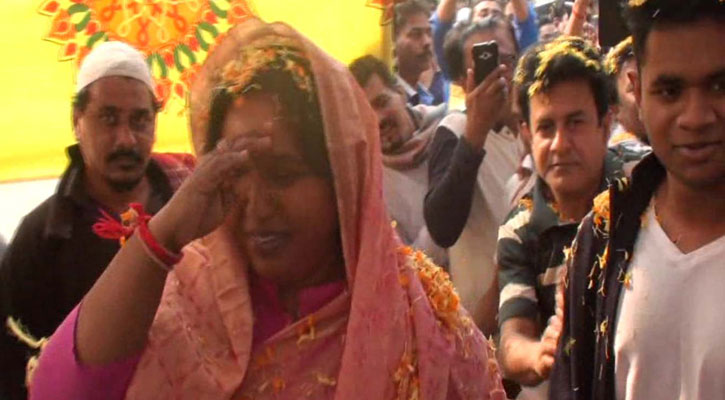 আইভী রহমানের সমাধিতে ফুলেল শ্রদ্ধা