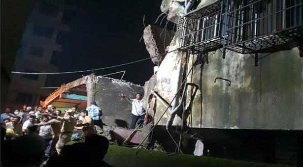 মুম্বাইয়ে তিন তলা ভবন ধস, নিহত ৮