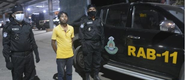 গ্যারেজের আড়ালে ফেনসিডিল ব্যবসা