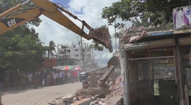 সাতক্ষীরায় খাল পাড়ের অবৈধ স্থাপনা উচ্ছেদ শুরু